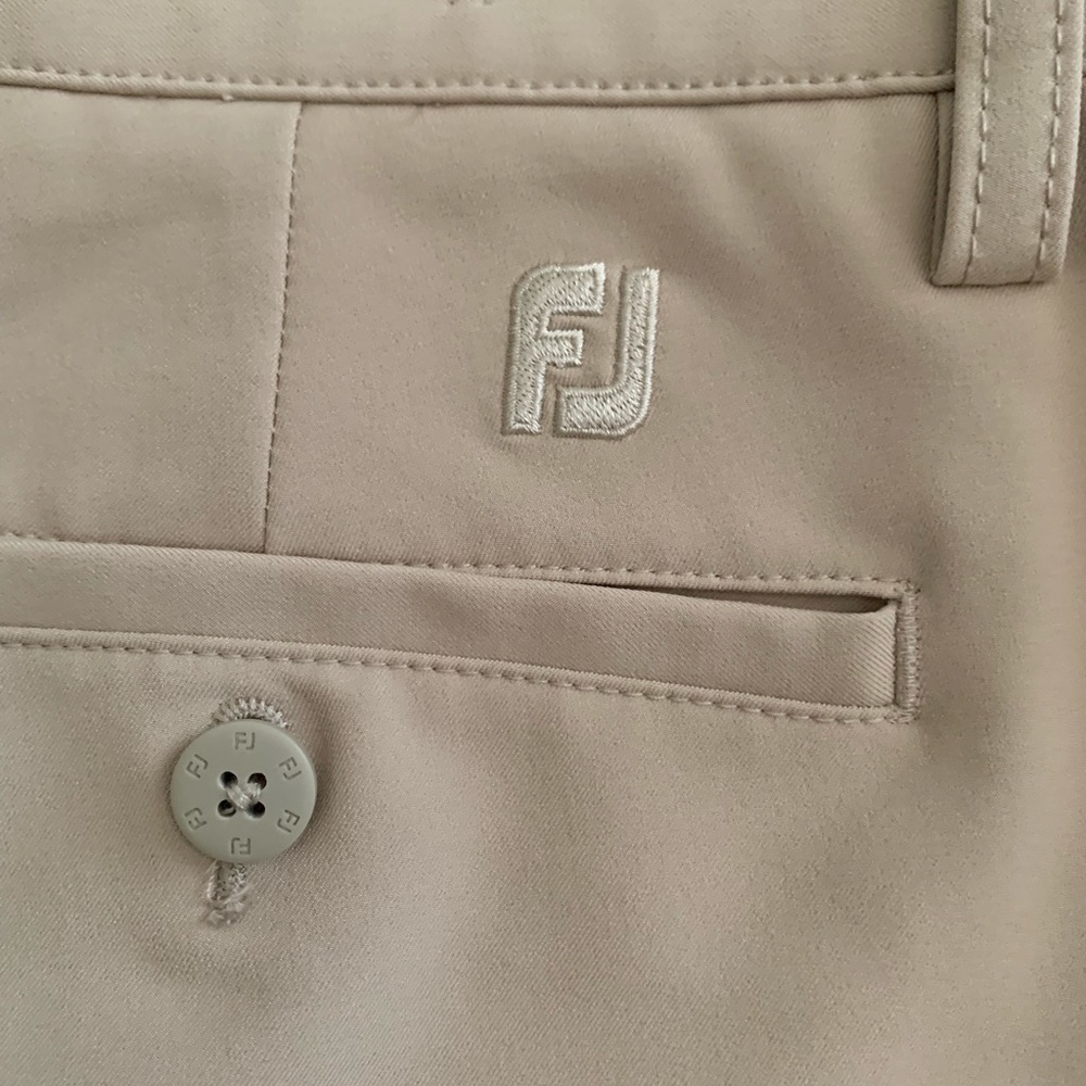 Men’s sz 34 Nike and footjoy khaki shorts